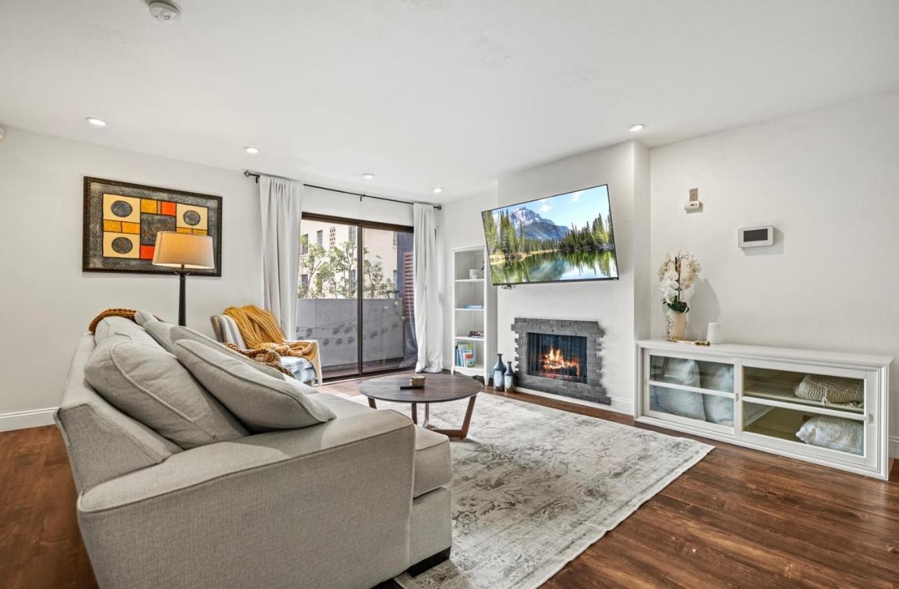 Elegant Hollywood Retreat - Spacious 2Br 2Ba Condo With Resort-Style Amenities Лос Анджелис Екстериор снимка