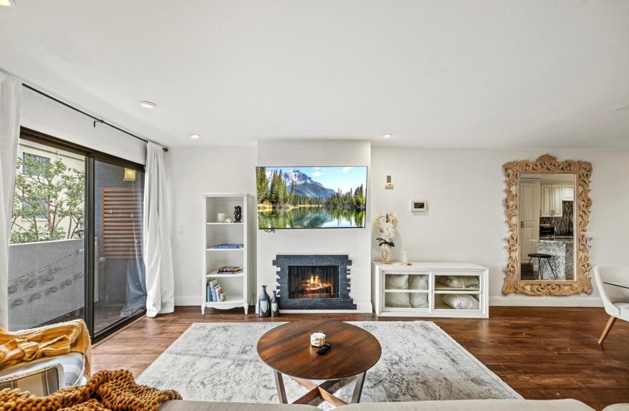Elegant Hollywood Retreat - Spacious 2Br 2Ba Condo With Resort-Style Amenities Лос Анджелис Екстериор снимка